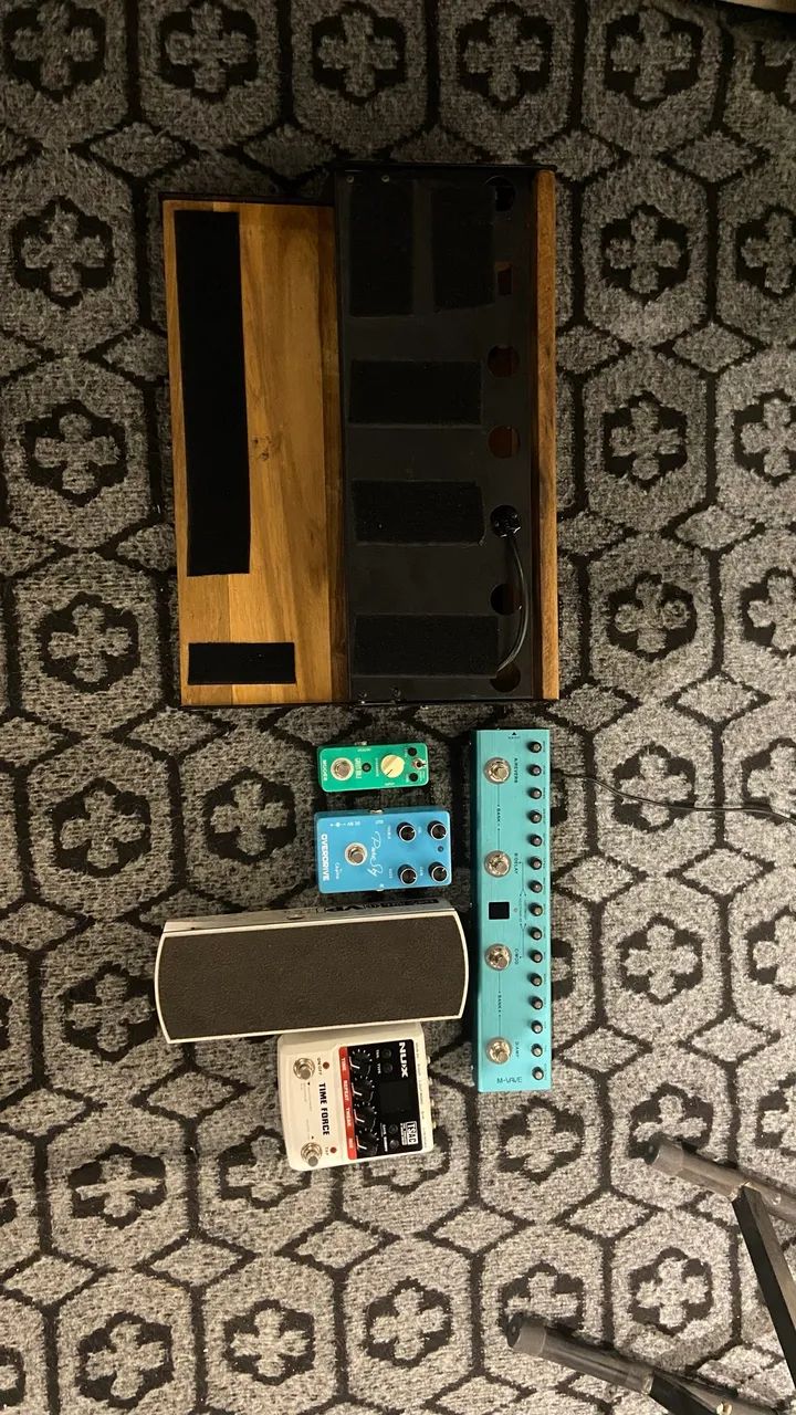 Vendo pedais + board 