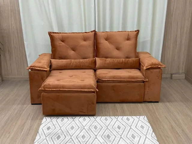Sofá Retrátil 3 lugares em tecido bege, ideal para sua sala de estar. Design moderno e con