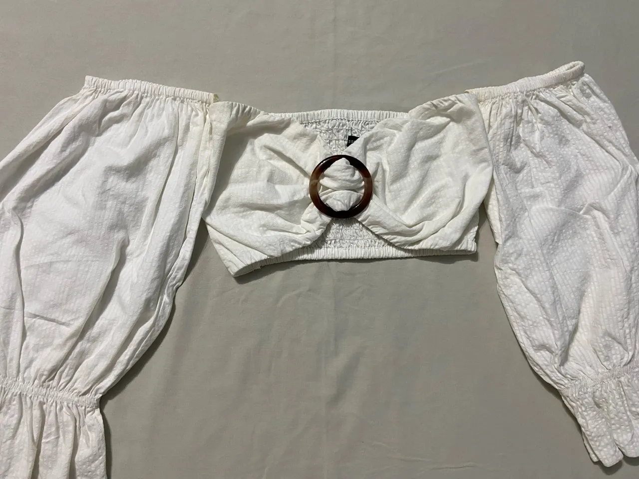 Top branco off-shoulder de tecido (Missmanu) com manga removivel