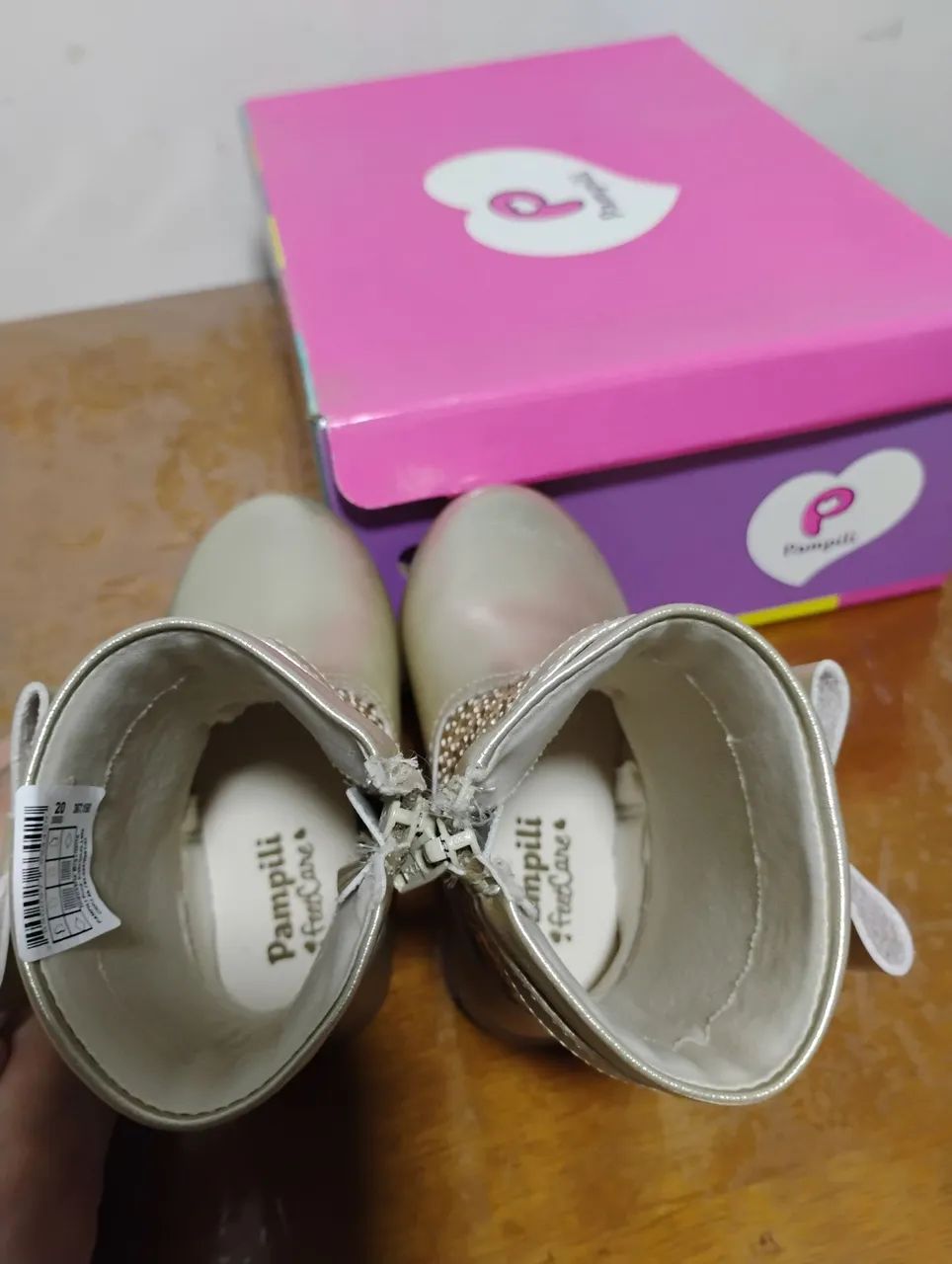 Botas infantis douradas com brilho e laço - Foto 5