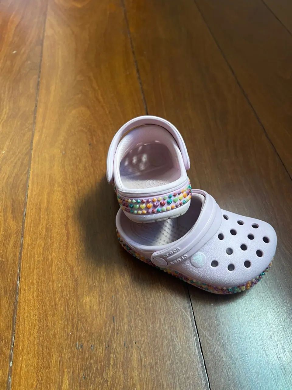 Crocs Infantil Lilás com Detalhes de Corações - Foto 2