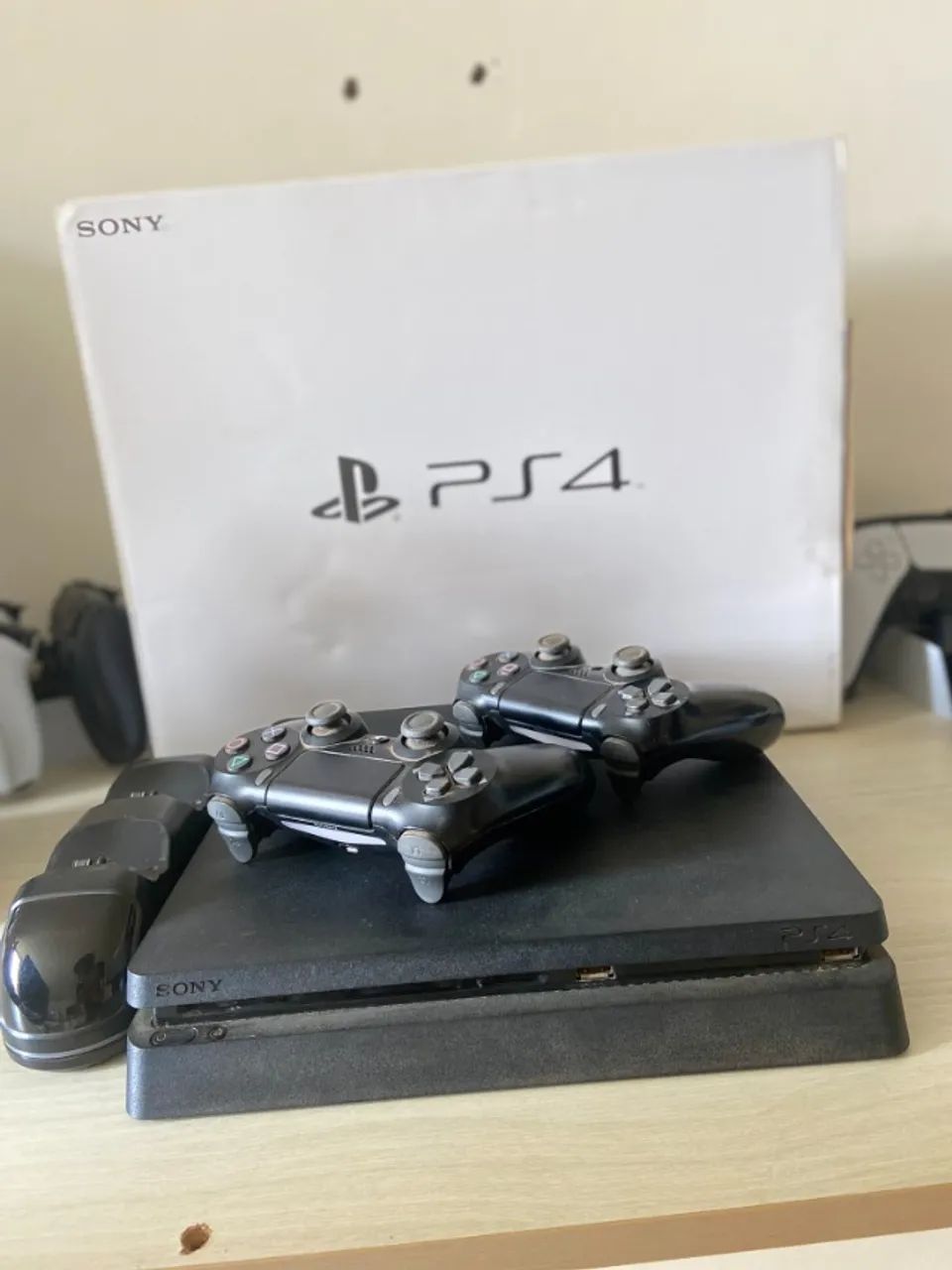Playstation 4 slim 1TB + 2 controles + Base + controle sucata e caixa original. - Foto 3