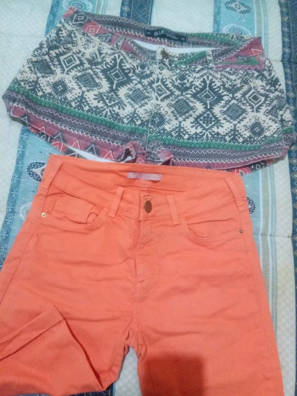 Shorts estampados e calça laranja