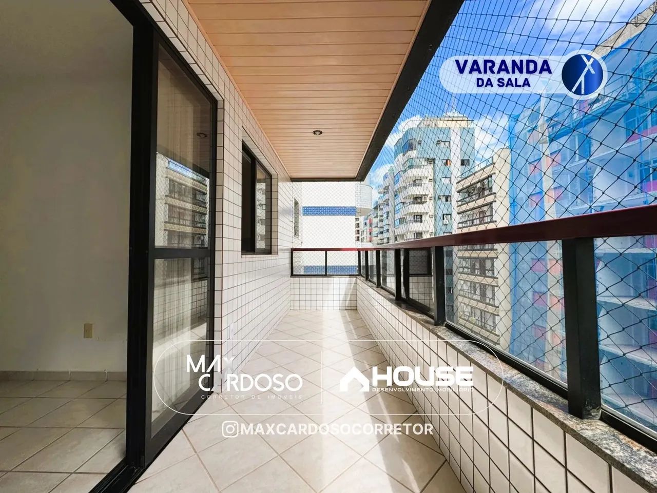 Apartamento de 03 Quartos com garagem à poucos passos da Praia das Castanheiras no Centro 