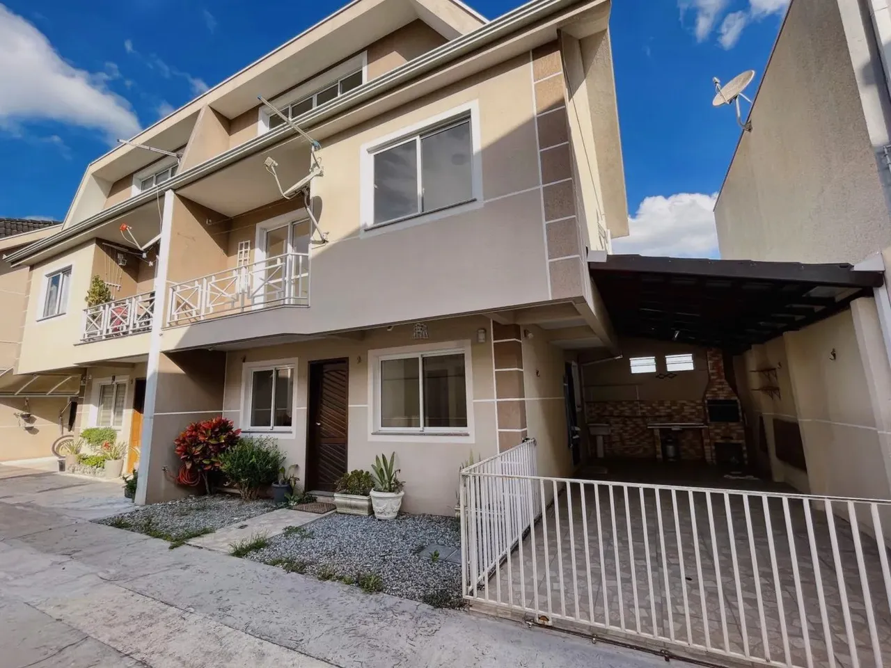 Sobrado com 3 quartos para alugar por R$ 3750.00, 122.62 m2 - BOQUEIRAO - CURITIBA/PR