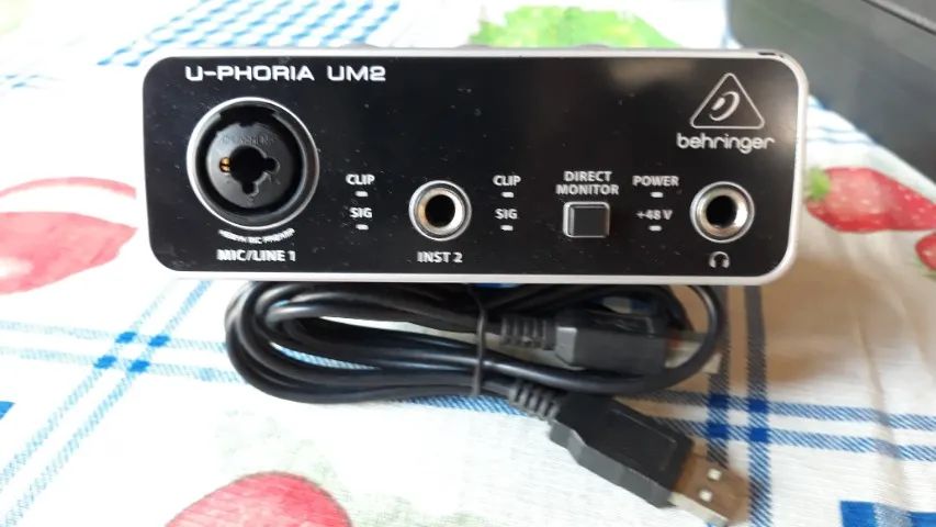 interface behringuer u-phoria um2