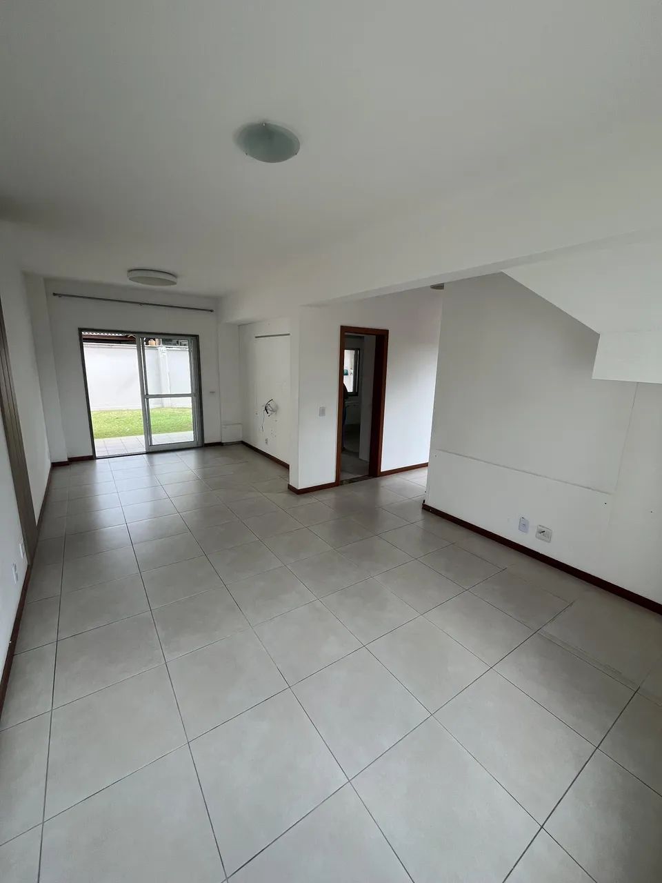 Casa de condomínio com 03 quartos, quintal e lazer de clube - Foto 2