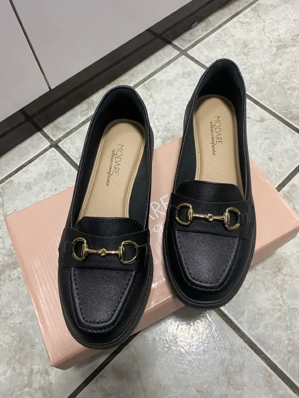 Mocassim Feminino Preto com Detalhe Dourado