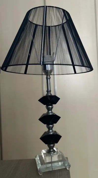 Luminária de Mesa Moderna com Design Elegante