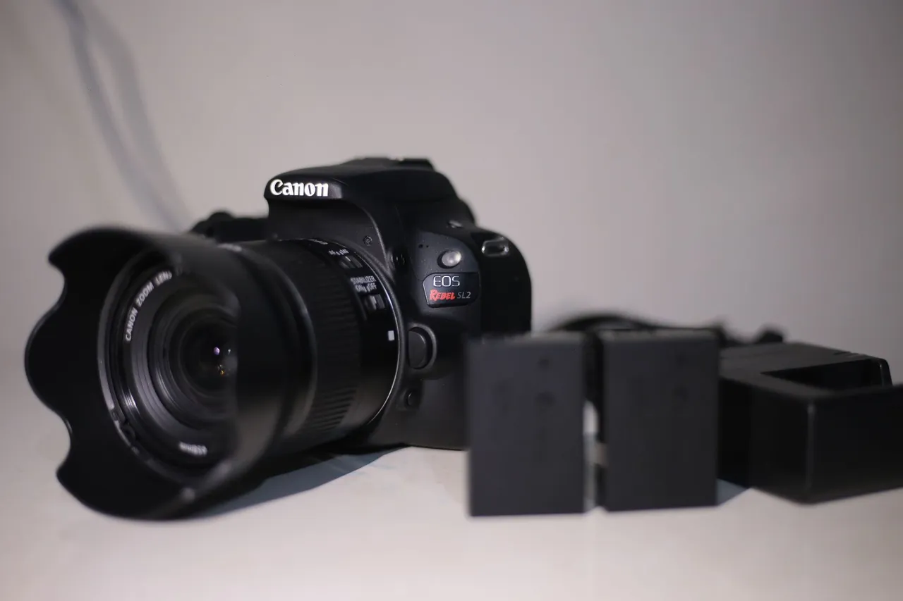 Câmera Canon EOS Rebel SL2 - Perfeita para Fotos e Vídeos