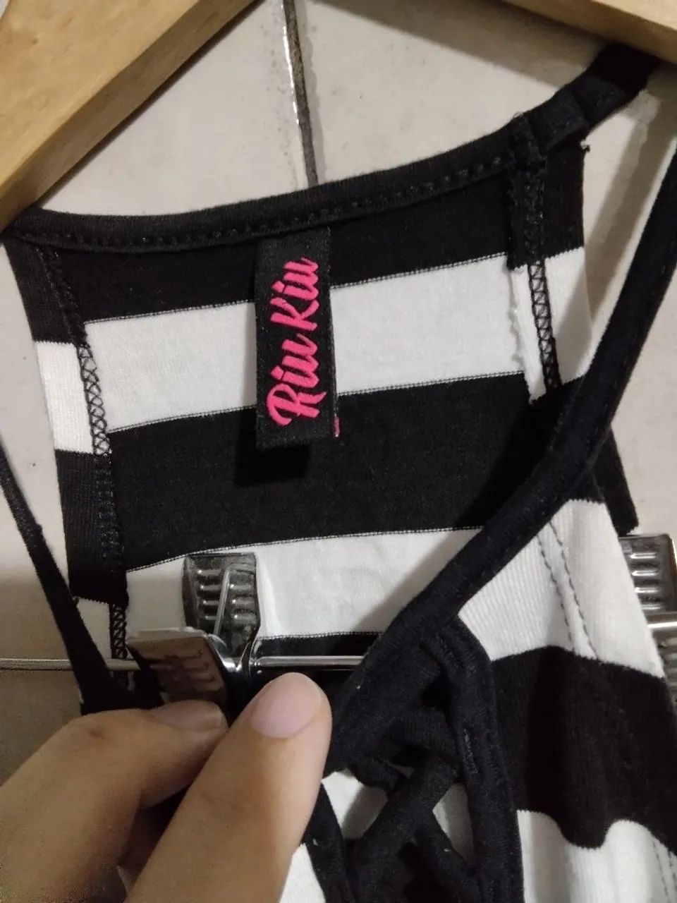 Top Cropped Listrado com Amarração RIU KIU - Foto 3