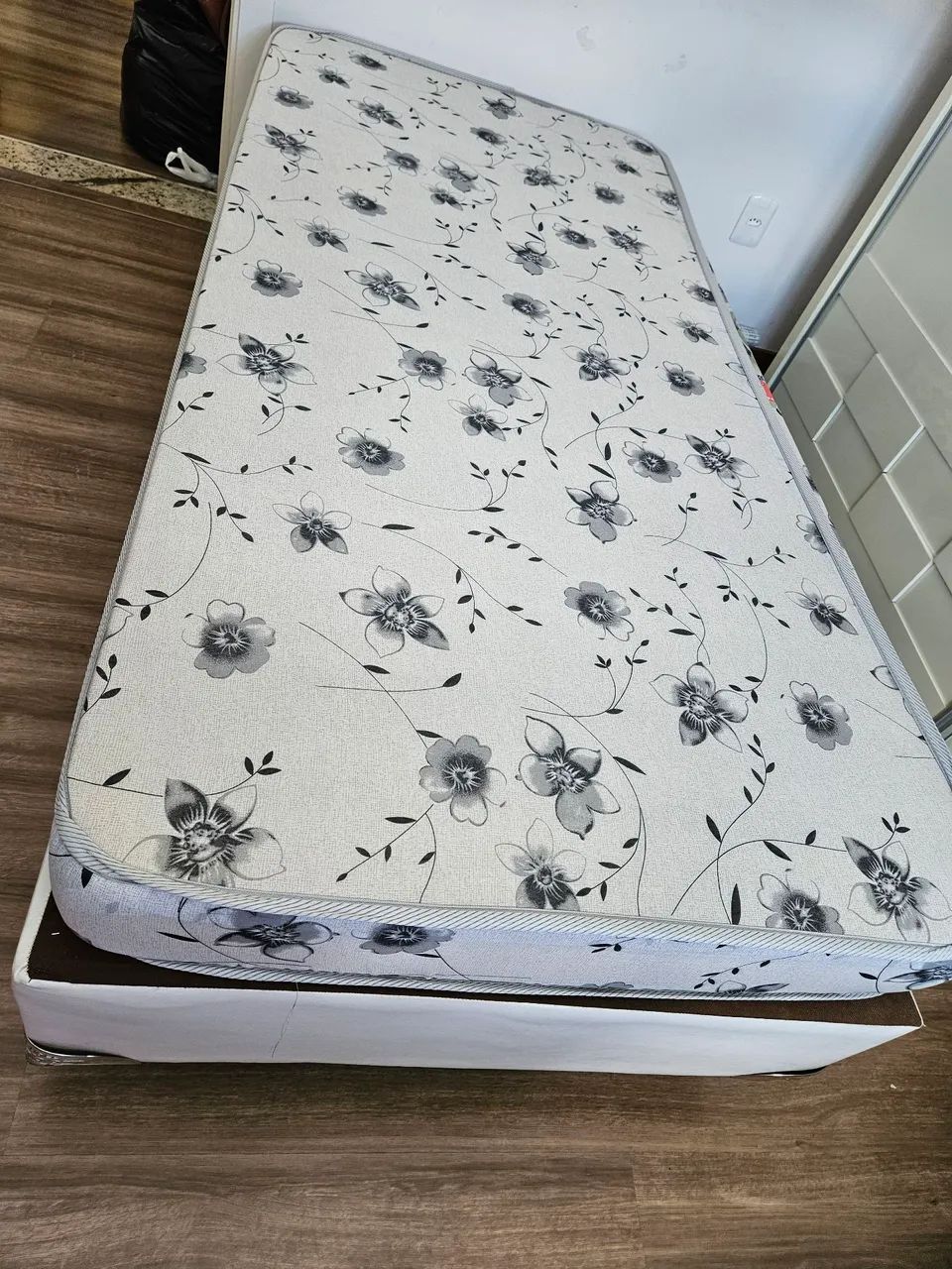 Cama box ortobon (corino) + colchão de espuma D 23. Colchão novo. Não entrego.  Aceito Pix