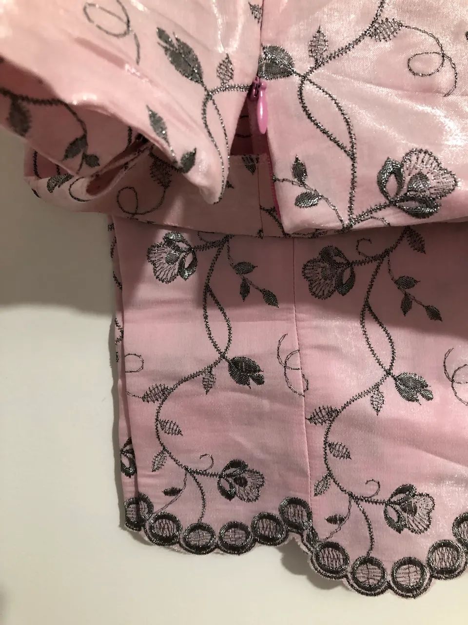 Calça feminina rosa  de seda com bordado prata. - Foto 3