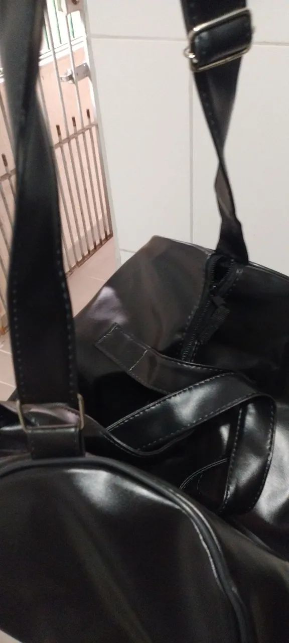 Vendo uma bolsa de couro preta pra homem  - Foto 3