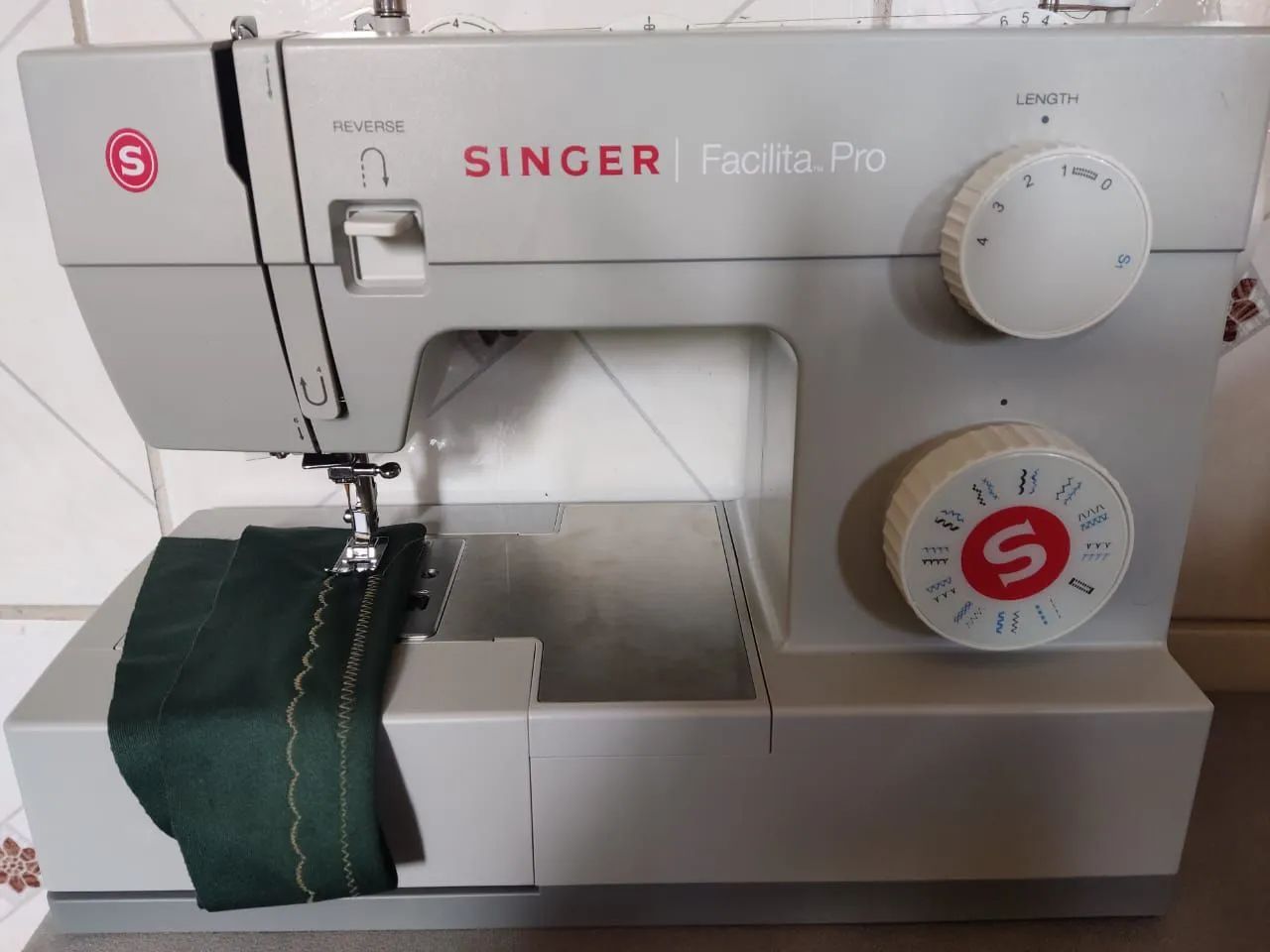 Máquina de Costura Singer Facilita Pro 4423 - Nova - Foto 2