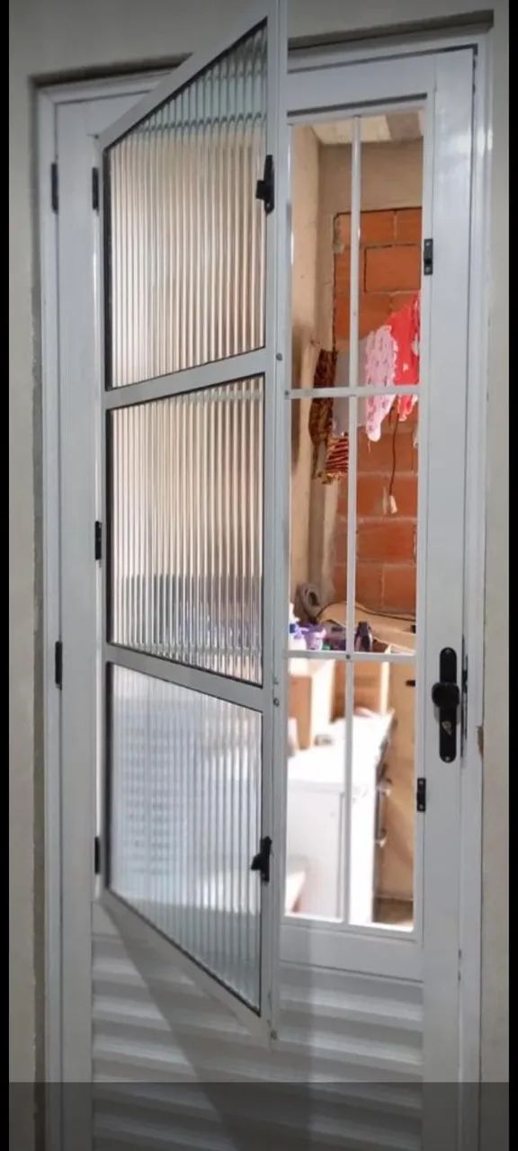 Porta de Alumínio com Tela de Segurança