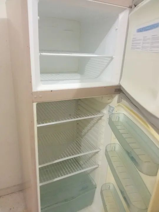 Vendo geladeira Duplex entrego grátis hj 600 reais  - Foto 5