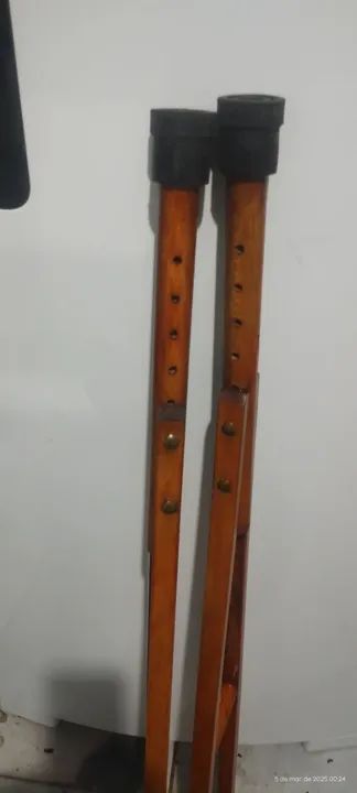 Par de muletas de madeira - Foto 5