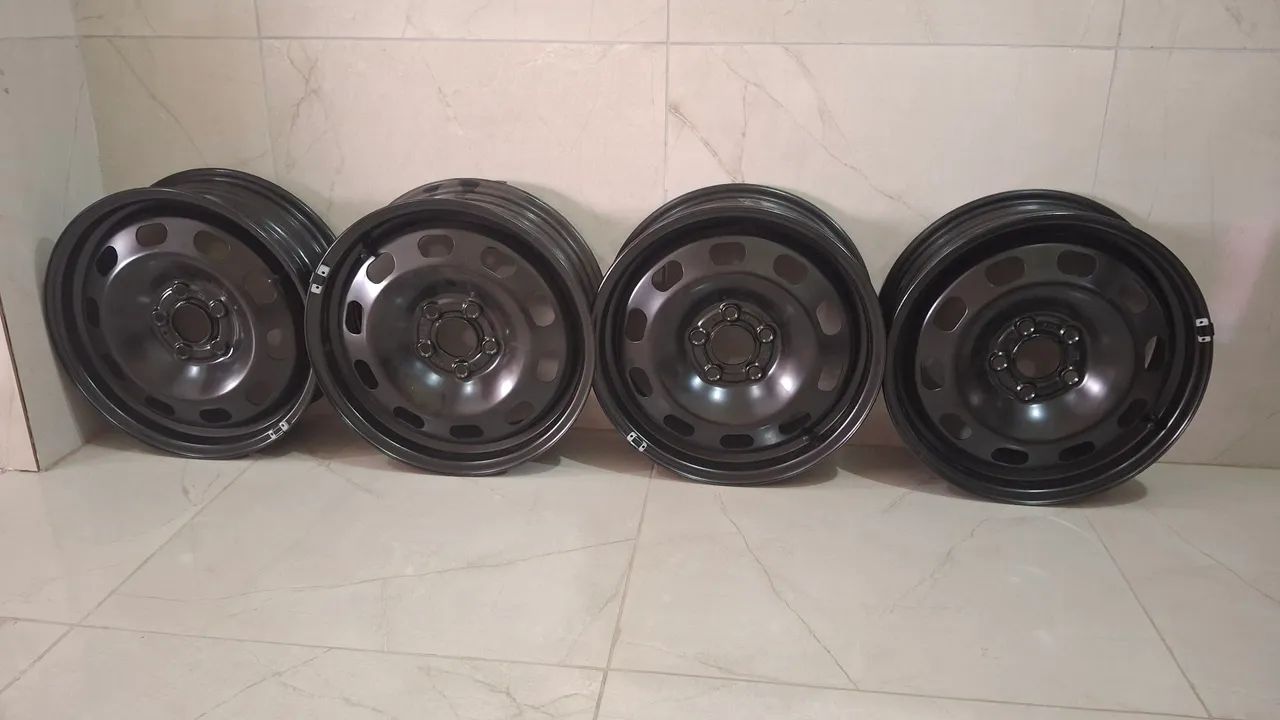 4 rodas de ferro com calotas novas novo polo  - Foto 2