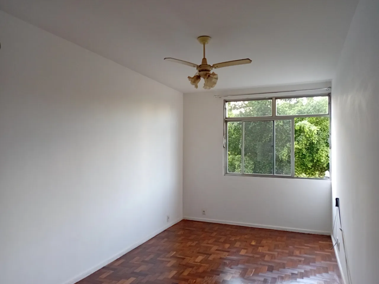 ALugo 1 quarto e sala SEM ARMÁRIOS frente indevassado com 1 VAGA de GARAGEM e Play na Glór