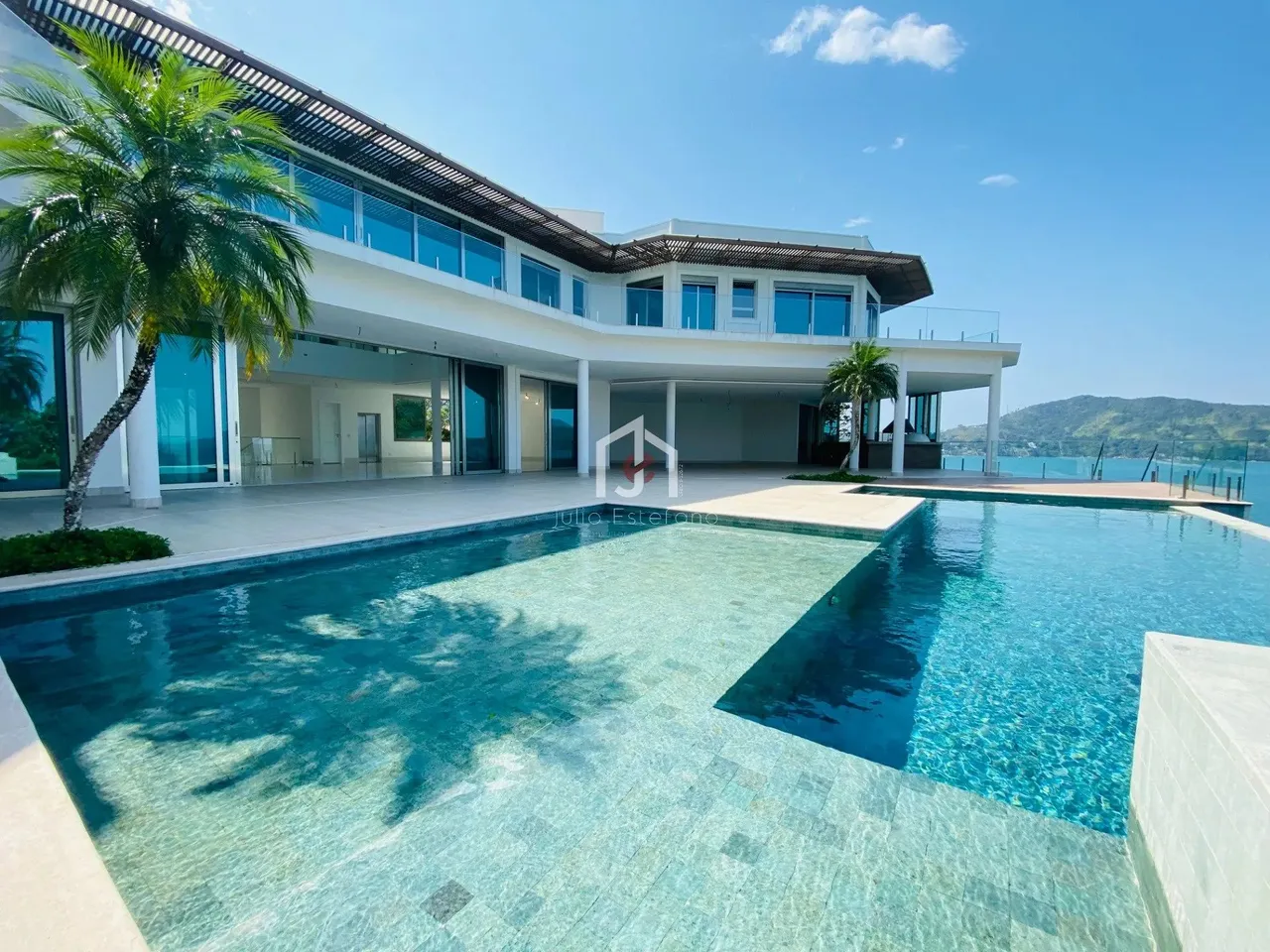 Casa, 10 Suítes, Piscina & Heliponto - Condomínio Santa Rita - Ubatuba/SP