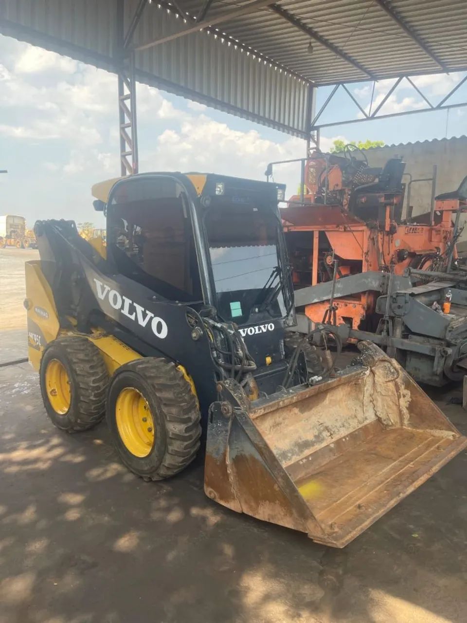 Aluguel - Mini Carregadeira Volvo
