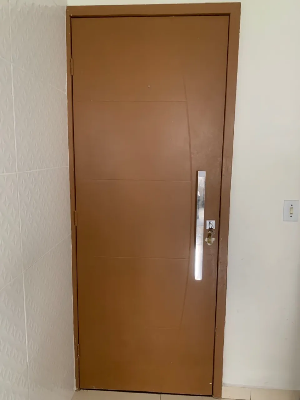 Porta de Madeira Maciça com Design Moderno