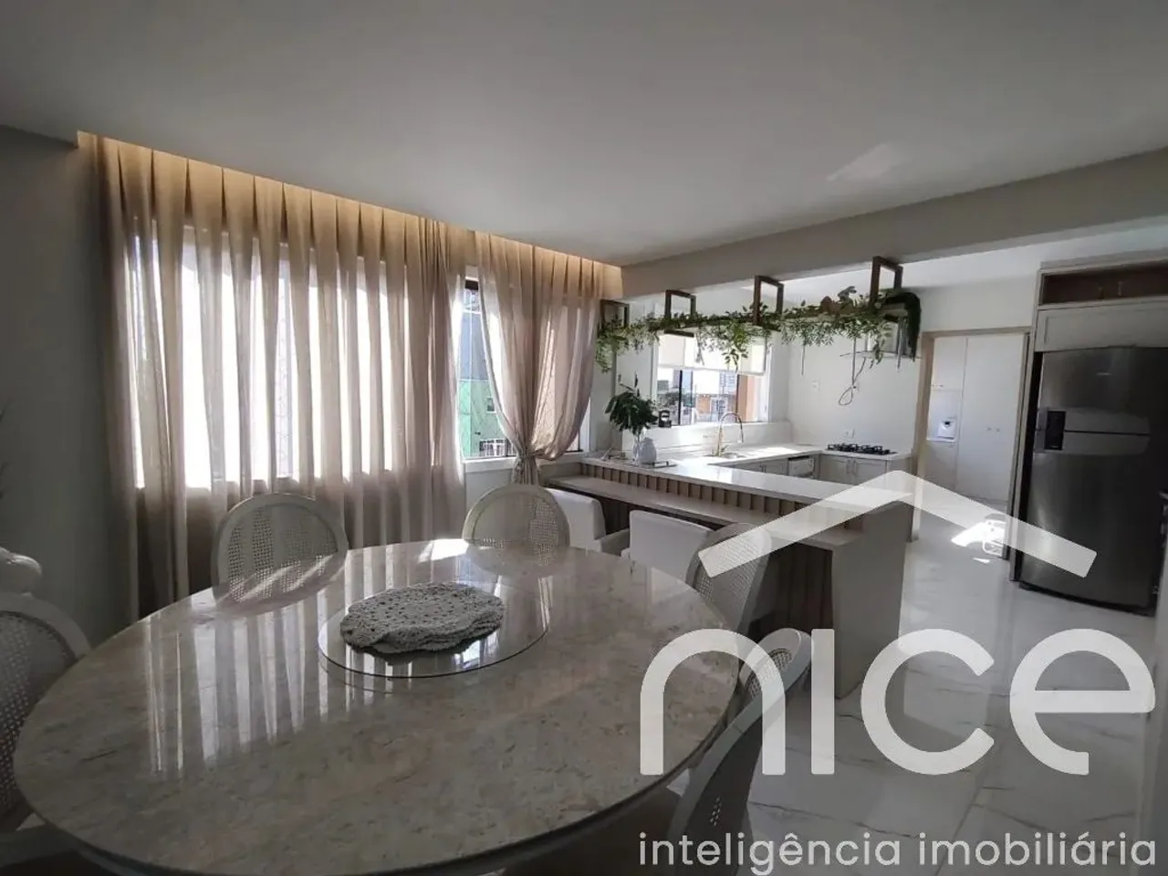 Apartamento Amplo Semimobiliado para locação com 3 Dormitórios, sendo 1 Suíte, no bairro C