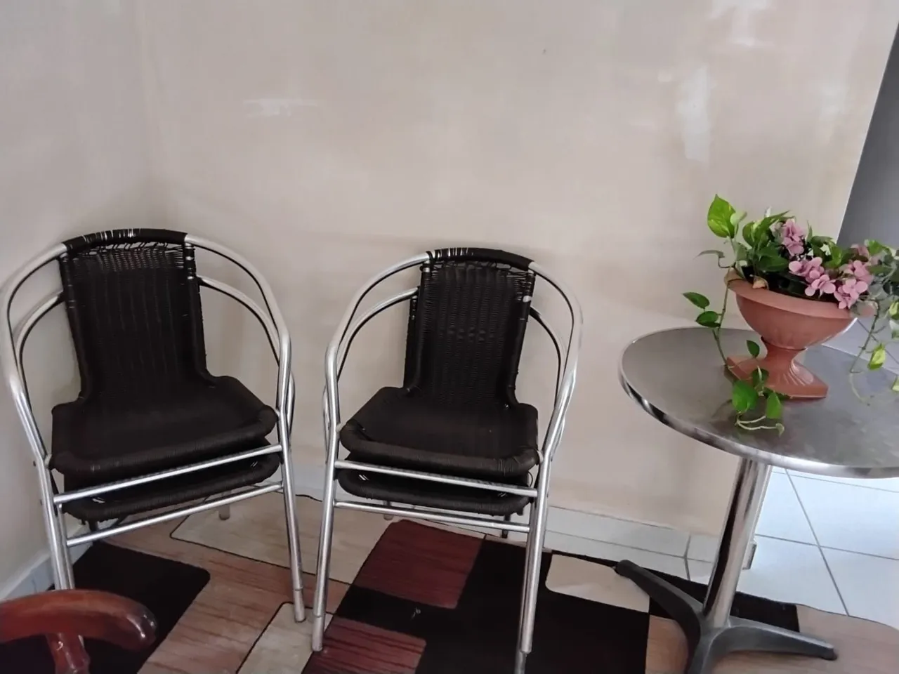 Conjunto de cadeiras com mesa para área externa