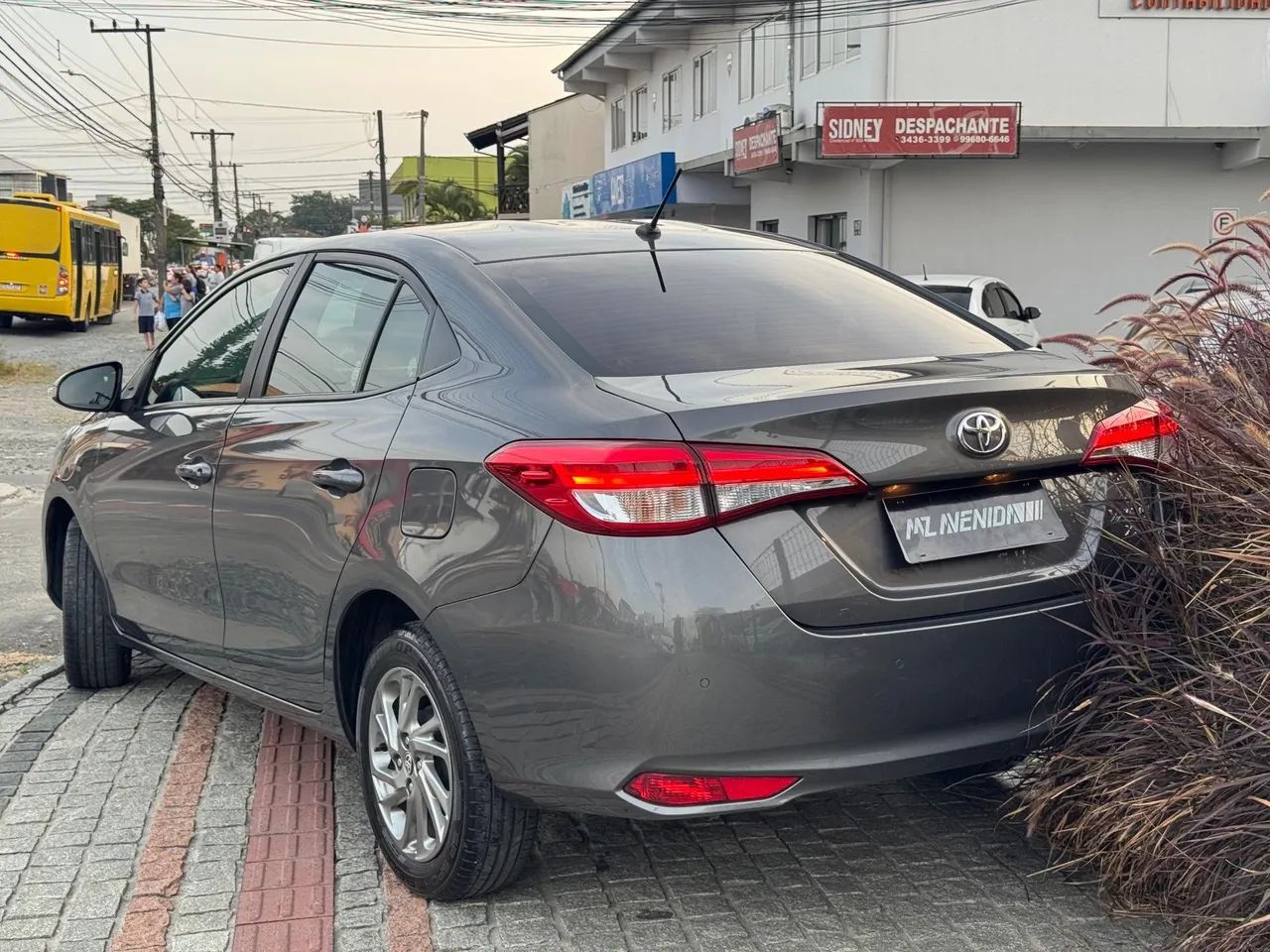 YARIS XS SEDAN 1.5 FLEX 16V 4P AUT.  CINZA 2022/2023 - Foto 5