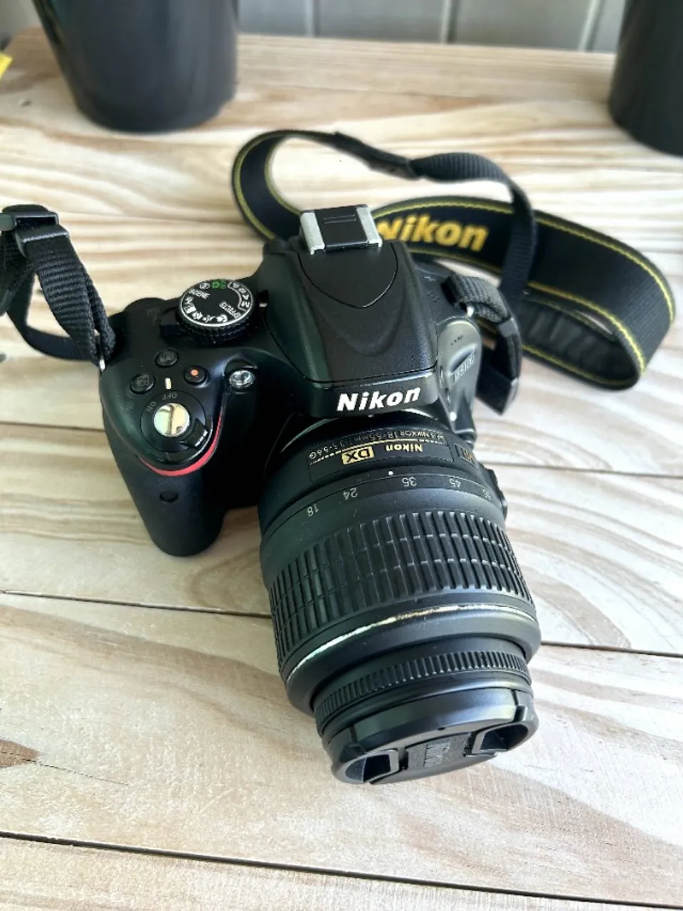 Nikon D5100 com lente 18-55mm / F3.5-5.6 + lente 50mm F1.8 + acessórios