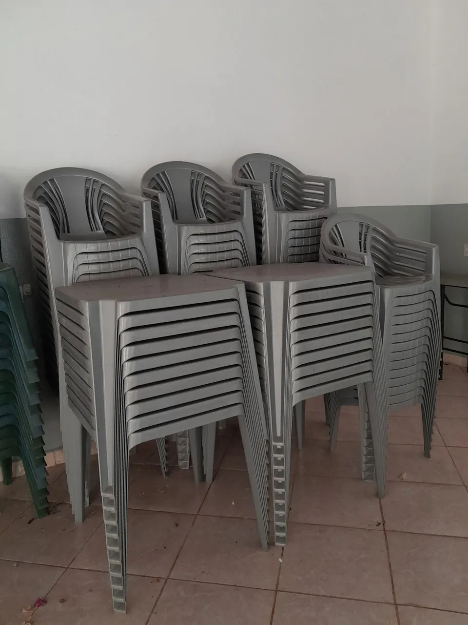 Cadeiras Plásticas Cinza Empilháveis