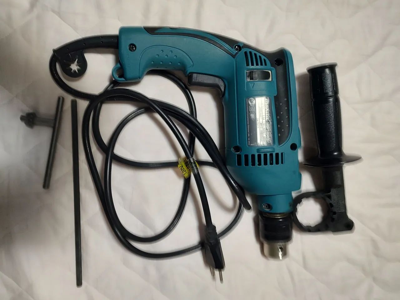 Furadeira Makita com acessórios