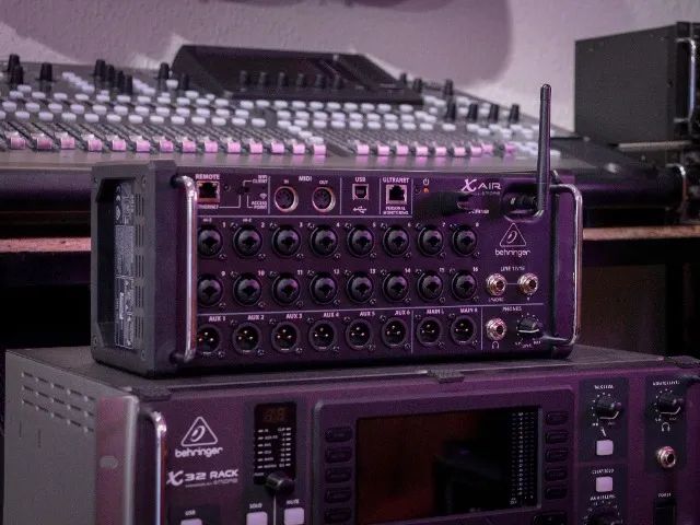 Mesa de Som Digital Behringer 18 Canais XR18