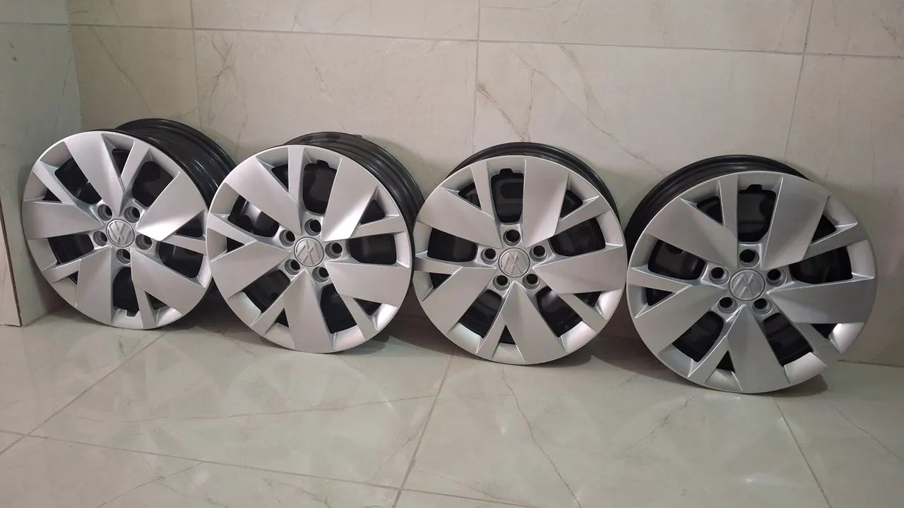 4 rodas de ferro com calotas novas novo polo 