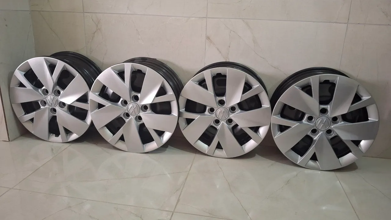 4 rodas de ferro com calotas novas novo polo