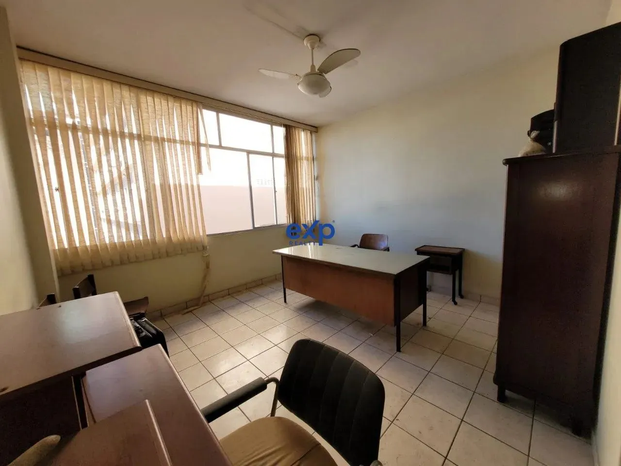 Excelente oportunidade de investimento! Sala comercial à venda no EDIFICIO CONTINENTAL, lo