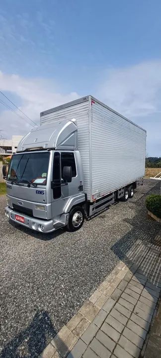 Cargo 816 truck baú