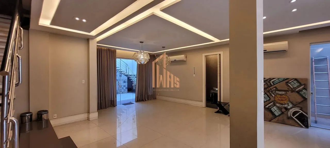 Conjunto Basa casa 3 pavimentos 4/4 sendo 3 suítes! Garagem ampla! Oportunidade.