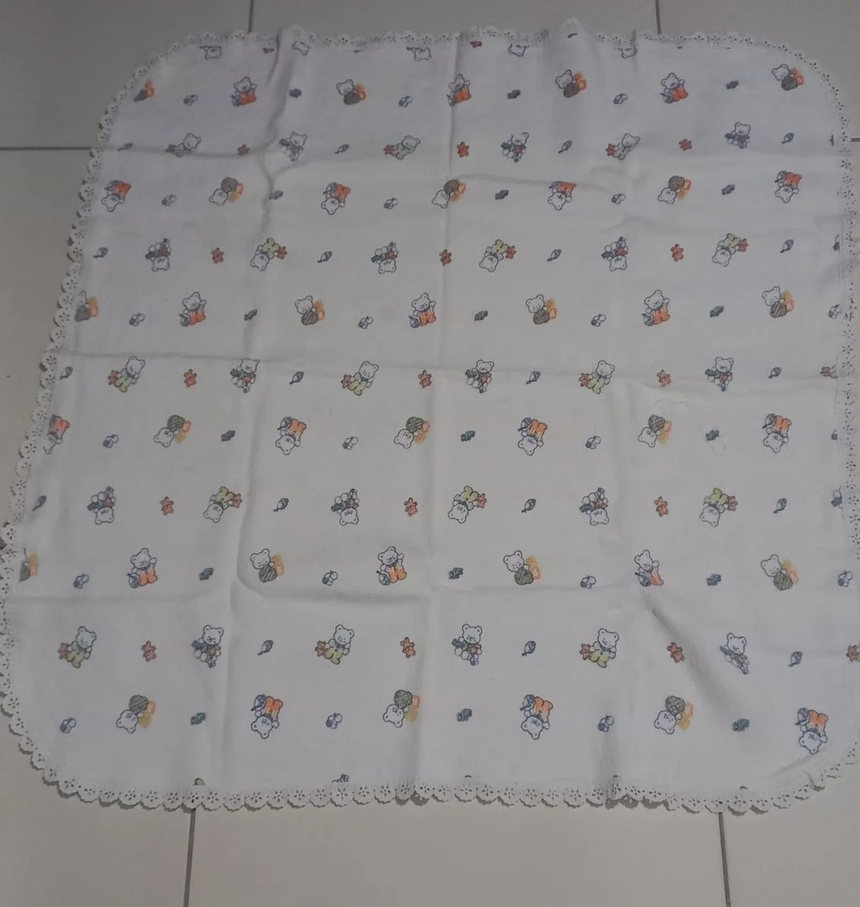 Um cobertor  de bebê com ursinhos 