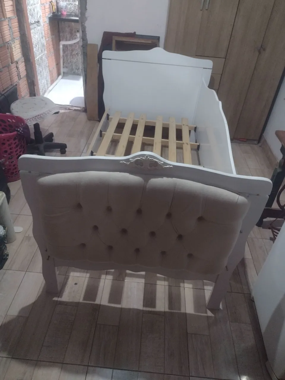 Berço Branco Estofado com Detalhes