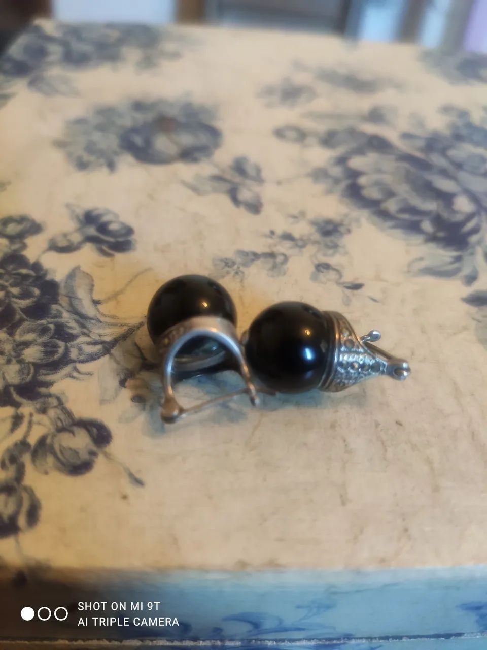 Brincos Onix  preta com detalhe de zircônia 