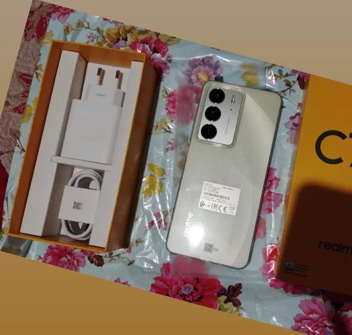 Vendo esse celular Reame na caixa 