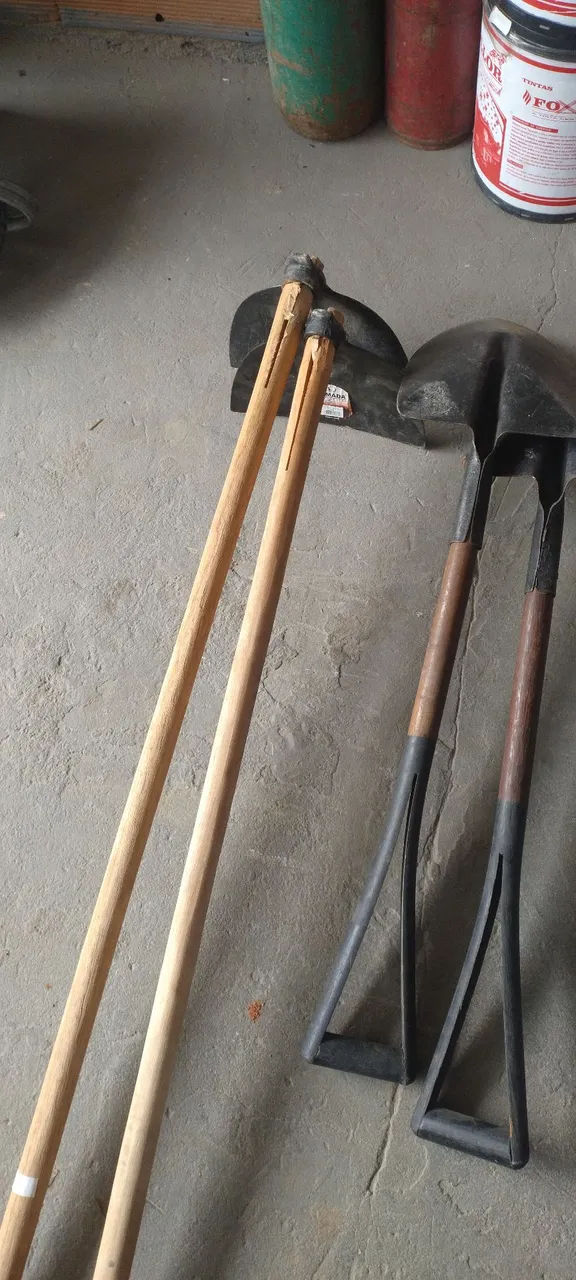 Enxadas e pás para jardinagem e construção