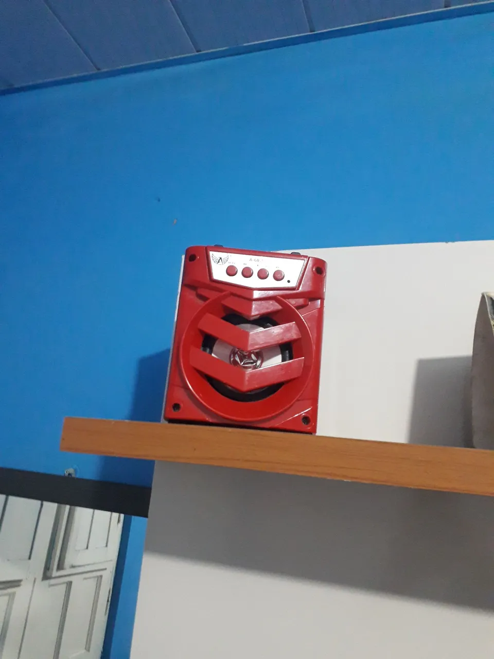 Caixa de som portátil vermelha