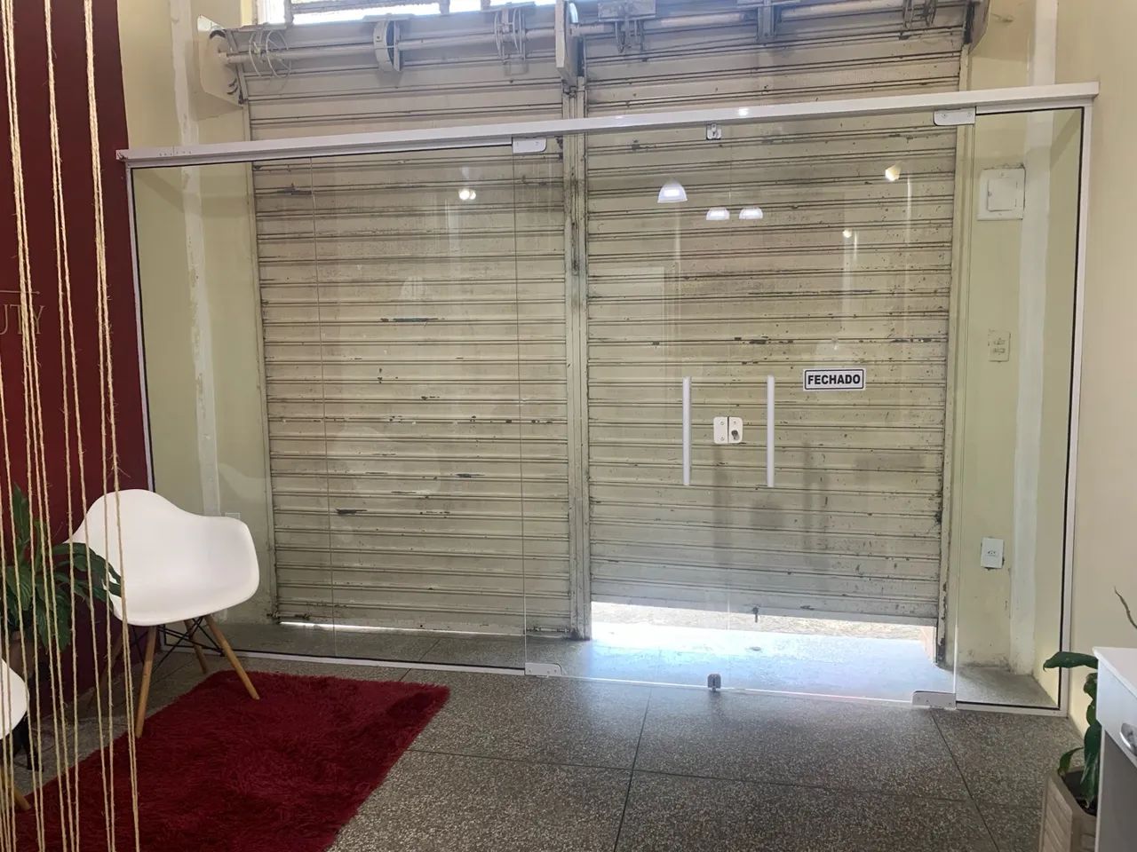 Porta de vidro temperado para segurança residencial