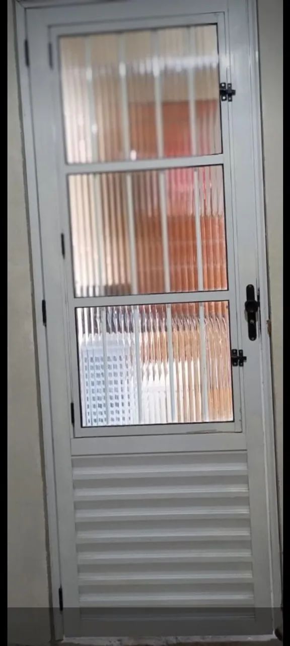 Porta de Alumínio com Tela de Segurança - Foto 2