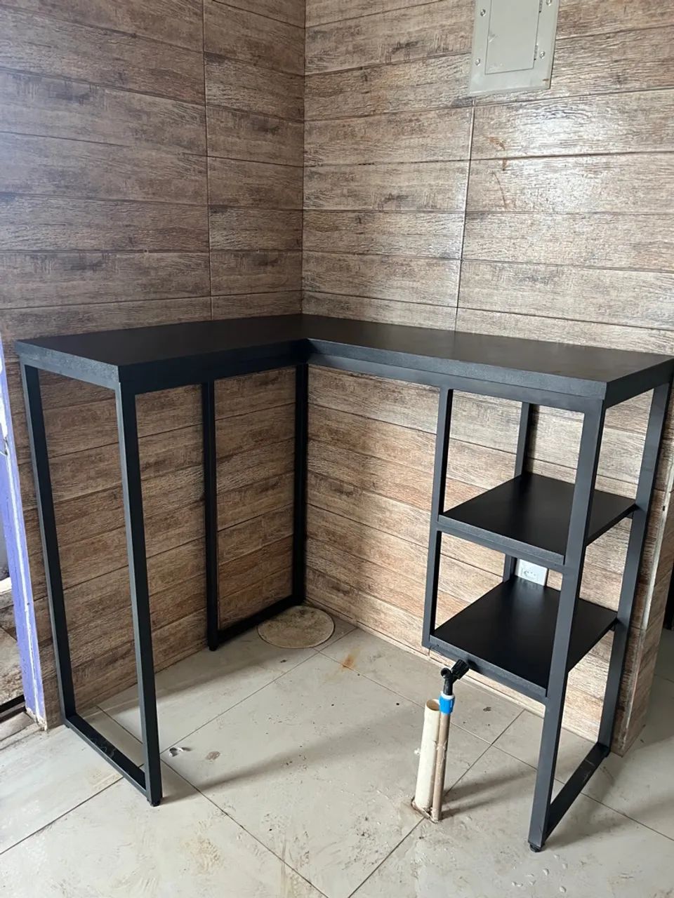Mesa em L com estantes 