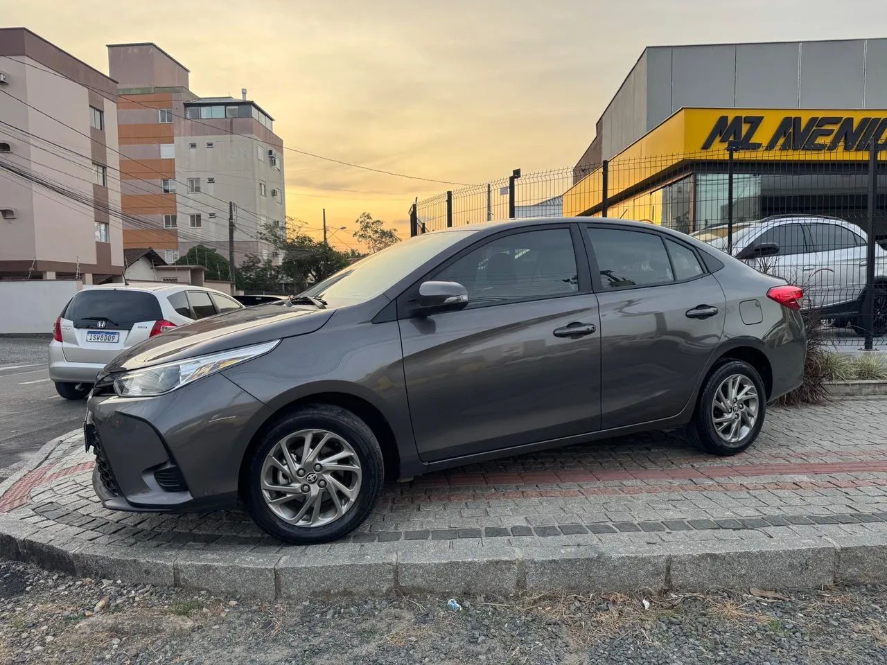 YARIS XS SEDAN 1.5 FLEX 16V 4P AUT.  CINZA 2022/2023 - Foto 4