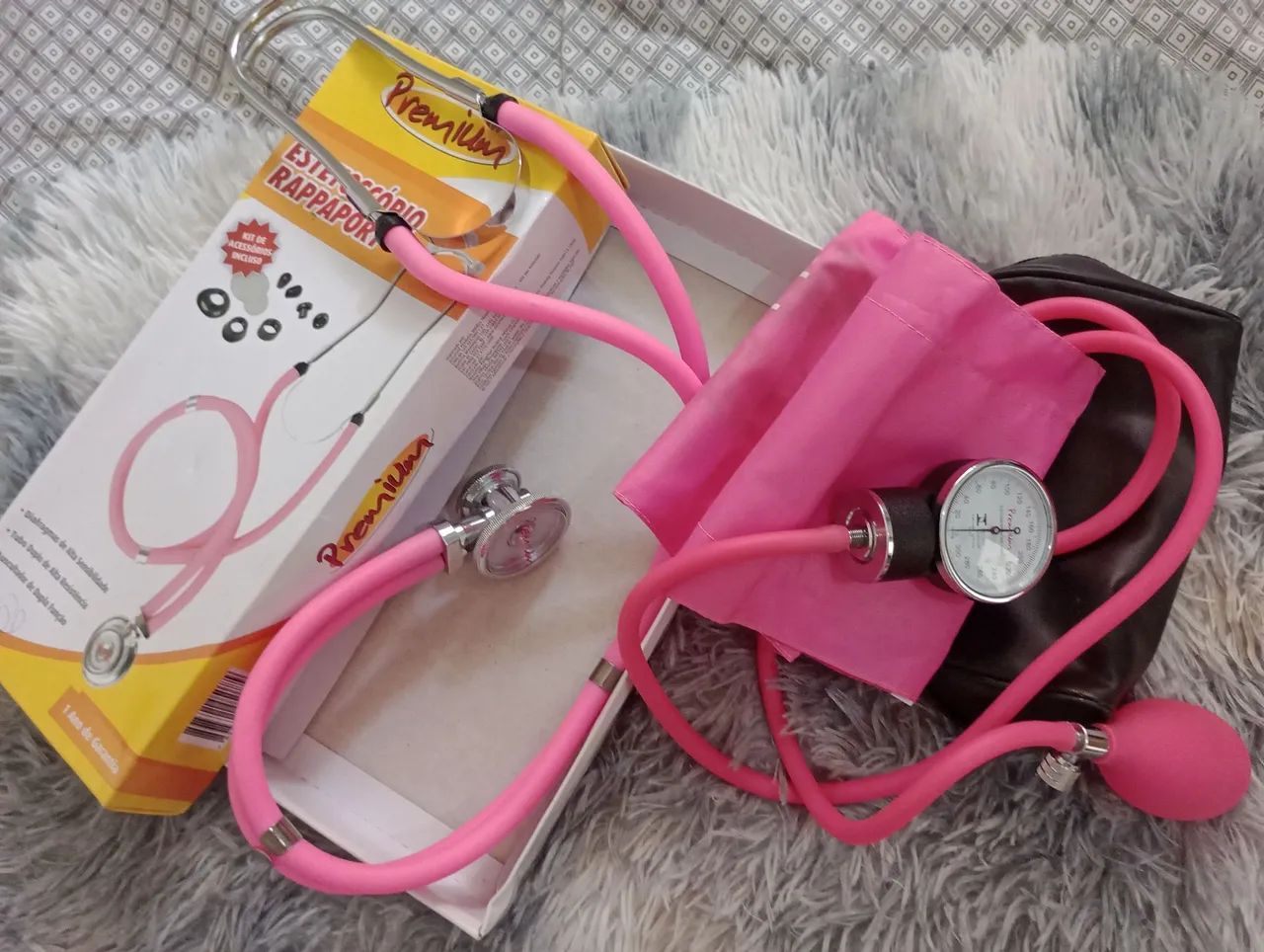 estetoscópio e esfigmomanômetro